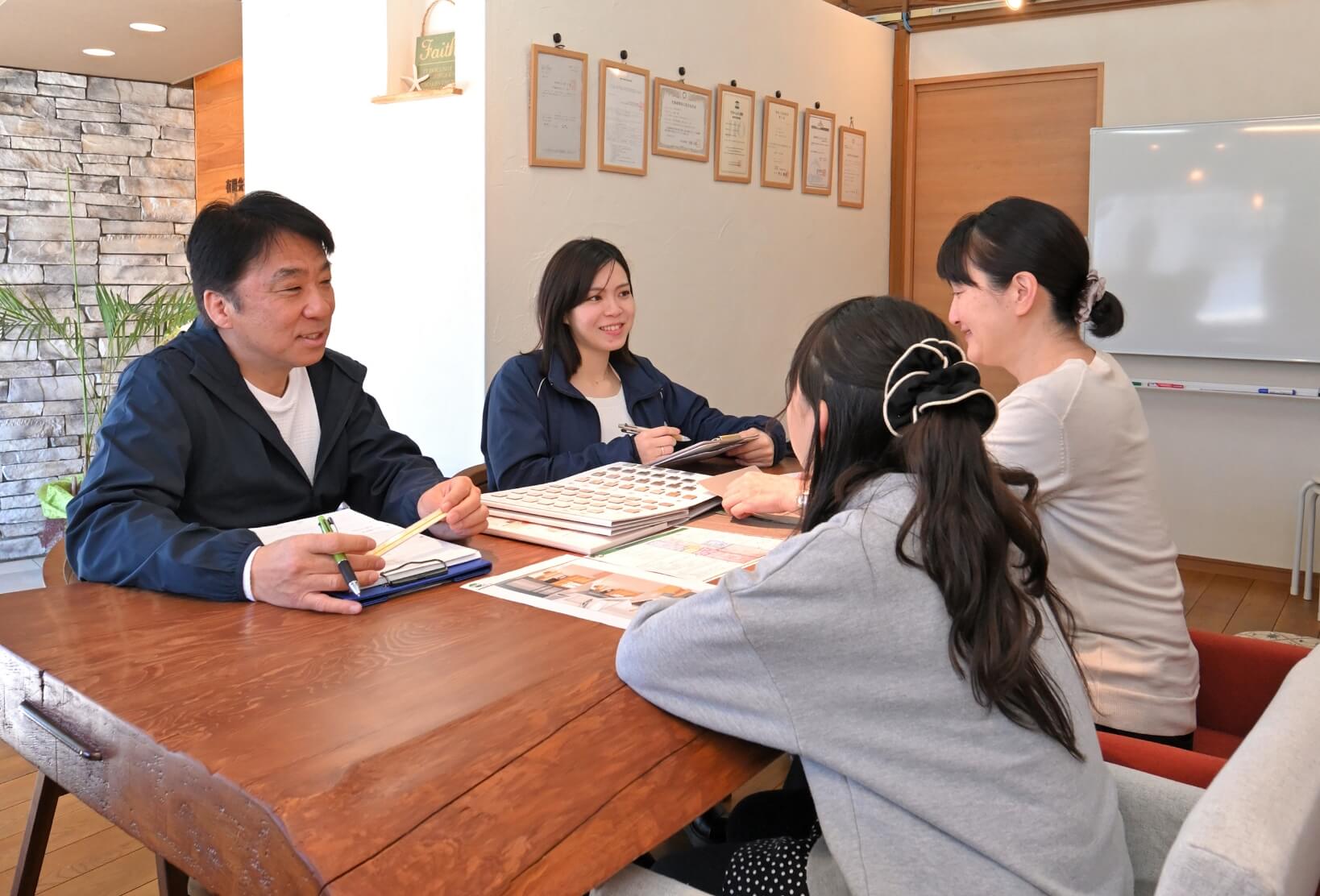 ワンストップで対応できるリノベ不動産東大宮七丁目店でのご相談の様子